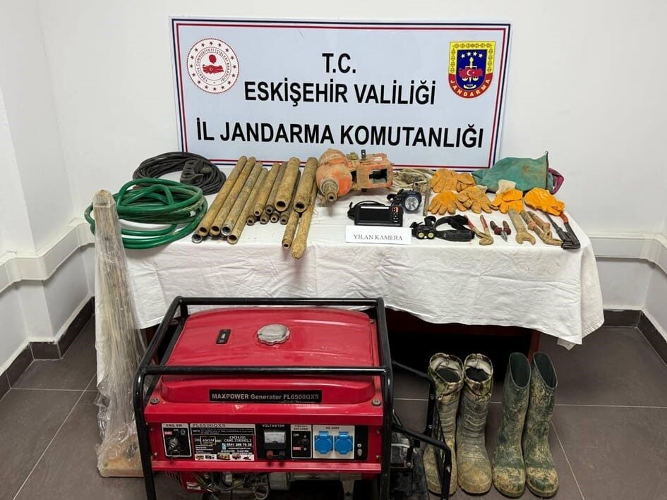 Eskişehir’de kaçak kazı yapan 3 kişi, jandarma ekipleri tarafından suçüstü