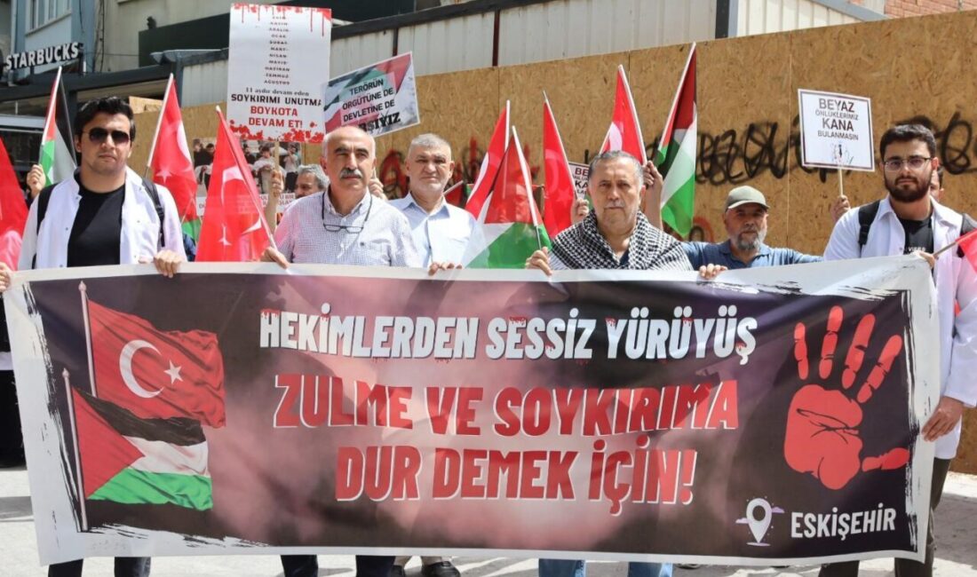 Eskişehir’de Tıp Fakültesi öğrencileri ile vatandaşlar, Filistin’de gerçekleşen savaşa ve