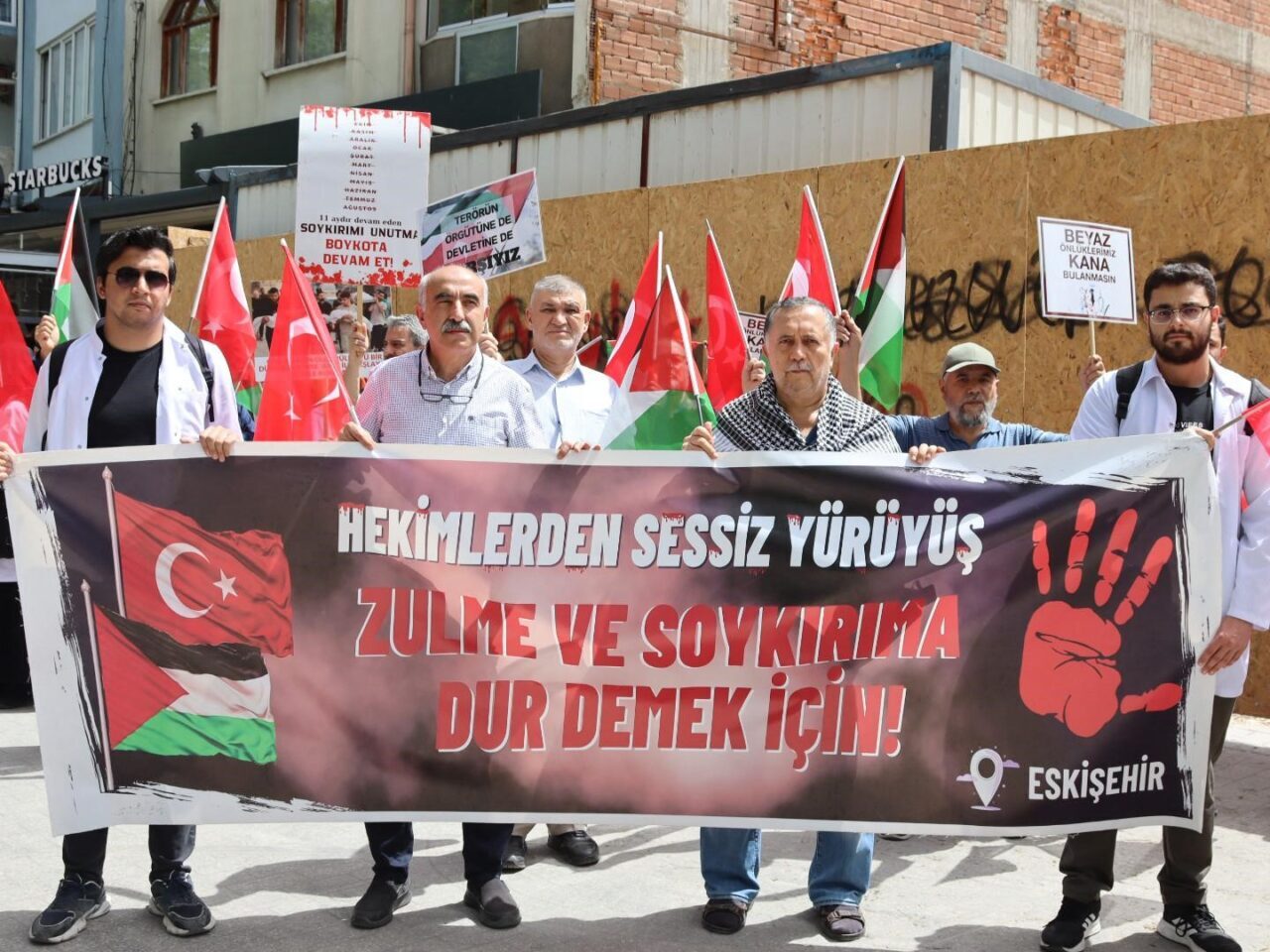 Eskişehir’de Tıp Fakültesi öğrencileri ile vatandaşlar, Filistin’de gerçekleşen savaşa ve