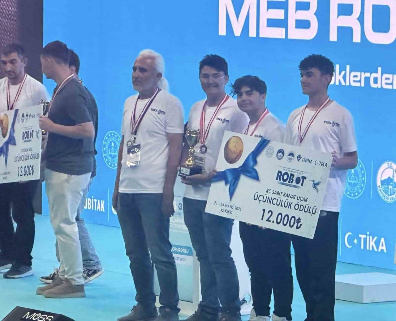 Kayseri’de düzenlenen 17. Uluslararası MEB Robot Yarışması’nda Eskişehirli öğrenciler önemli
