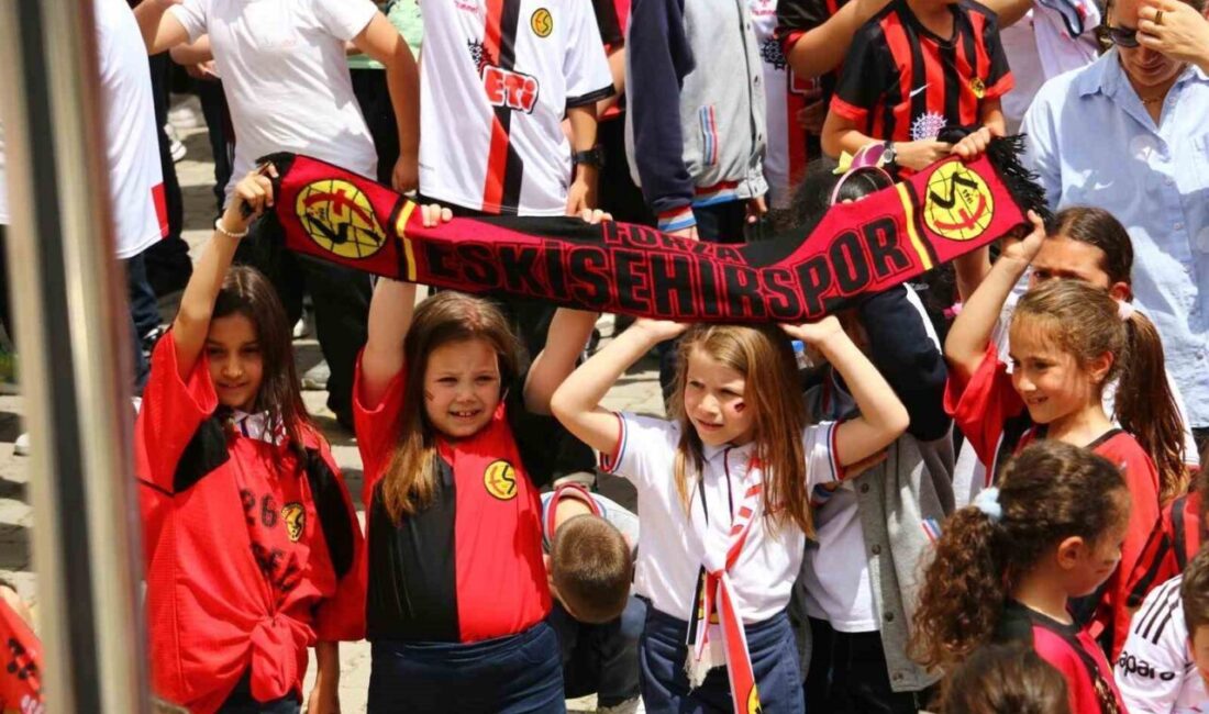Kucak Dolusu Hayaller projesi kapsamında Eskişehirspor futbolcuları okulları ziyaret etti.