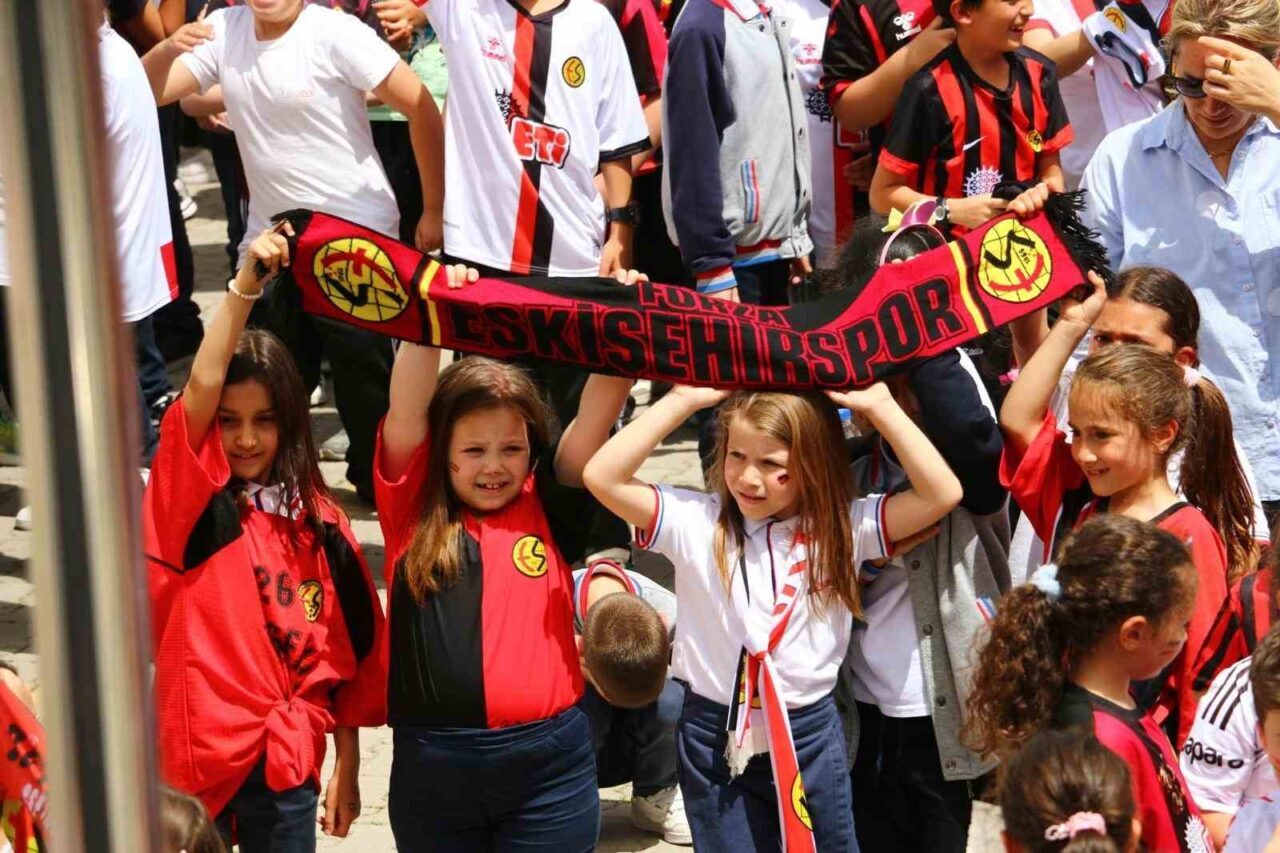 Kucak Dolusu Hayaller projesi kapsamında Eskişehirspor futbolcuları okulları ziyaret etti.