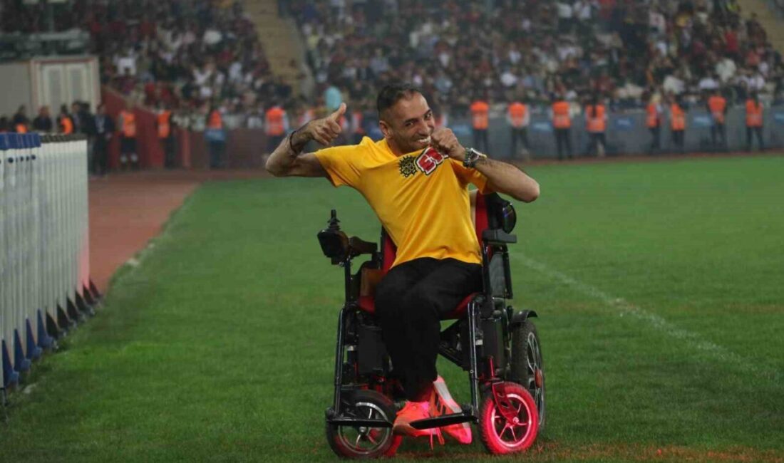 Eskişehirspor’un ’Şampiyonluk Gecesi’ kutlamalarına engelli sandalyesi ile katılım sağlayan eski