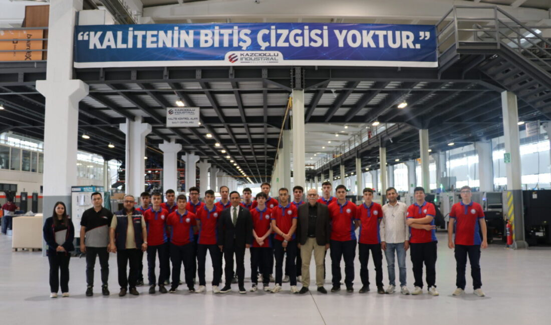 Kütahya’nın Simav ilçesinde otomotiv yedek parçası üreten bir fabrika içerisinde