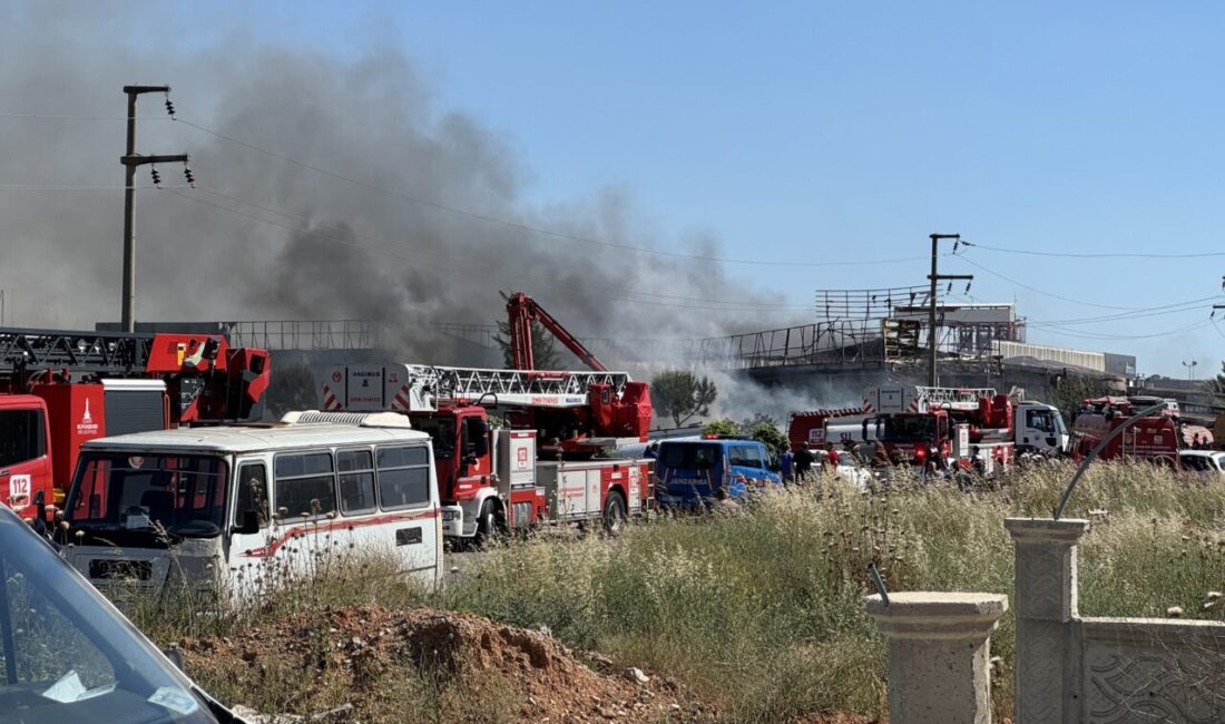 İzmir'in Torbalı ilçesinde sandalye fabrikasında çıkan yangına itfaiye ekipleri müdahale