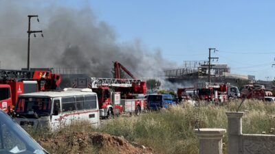 İzmir'in Torbalı ilçesinde sandalye fabrikasında çıkan yangına itfaiye ekipleri müdahale