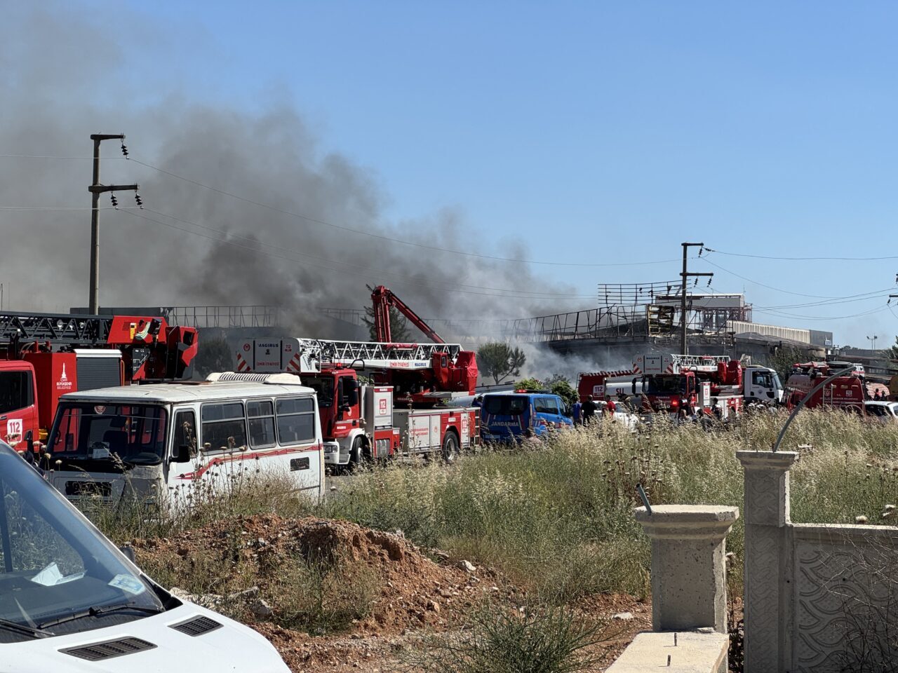 İzmir'in Torbalı ilçesinde sandalye fabrikasında çıkan yangına itfaiye ekipleri müdahale
