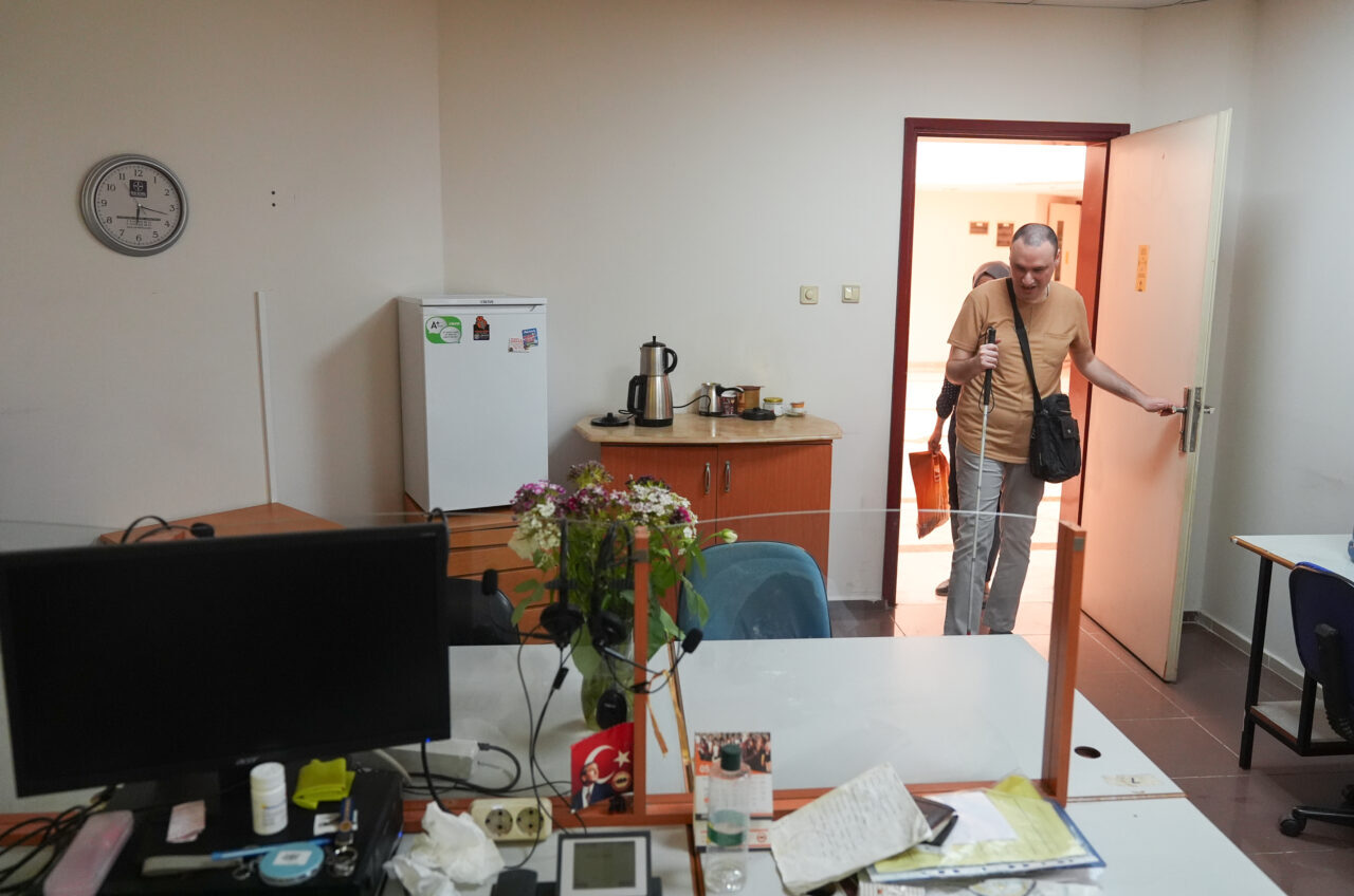 İzmir'de yaşayan Nevra Yıldırım, 39 yaşındaki görme engelli oğlunun eğitimini
