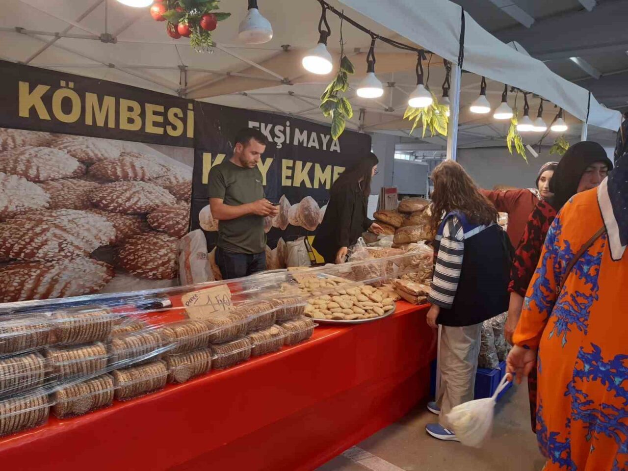 Bilecik’te Karadenizliler Derneği öncülüğünde kurulan ve açıkta birçok yiyeceğin satıldığı