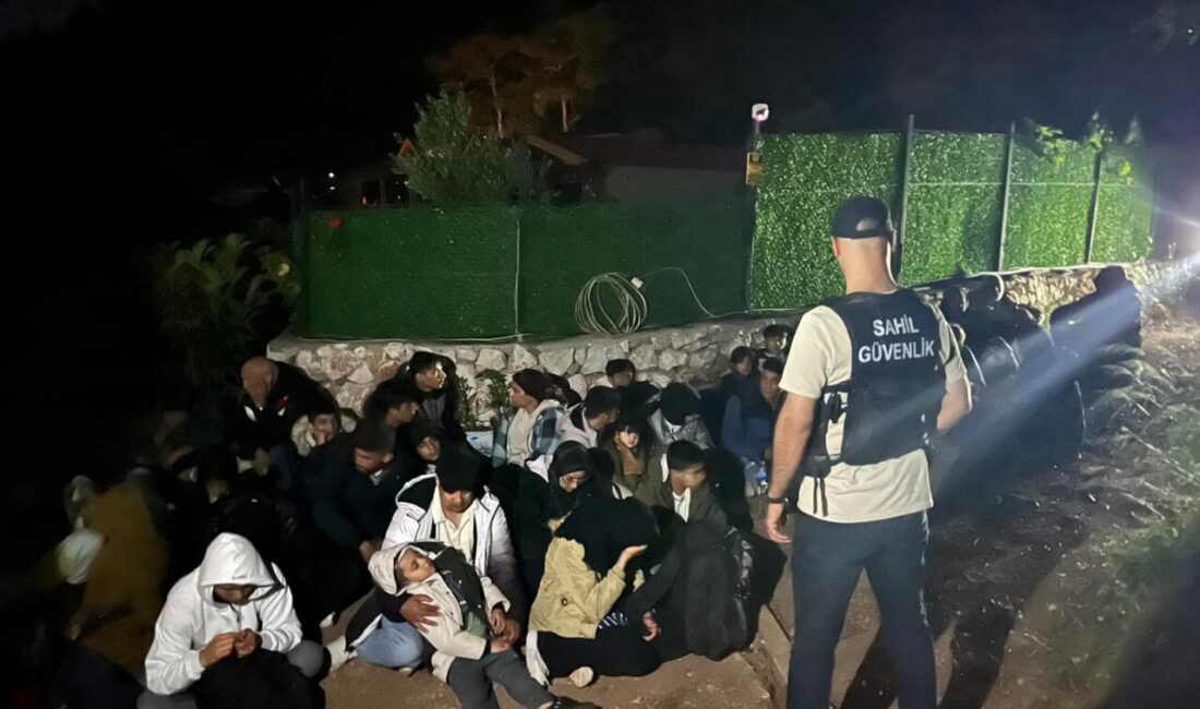 Muğla'nın Fethiye ilçesindeki koyda 36 düzensiz göçmen yakalandı.