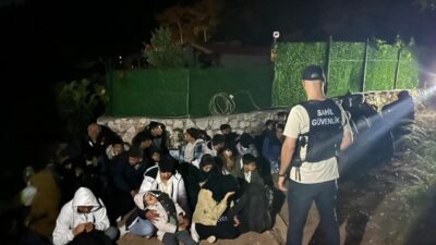 Muğla'nın Fethiye ilçesindeki koyda 36 düzensiz göçmen yakalandı.