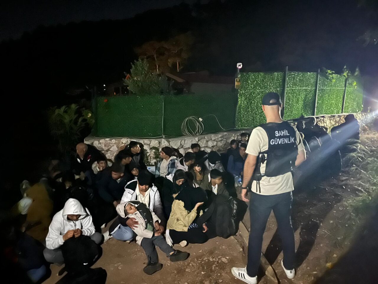 Muğla'nın Fethiye ilçesindeki koyda 36 düzensiz göçmen yakalandı.