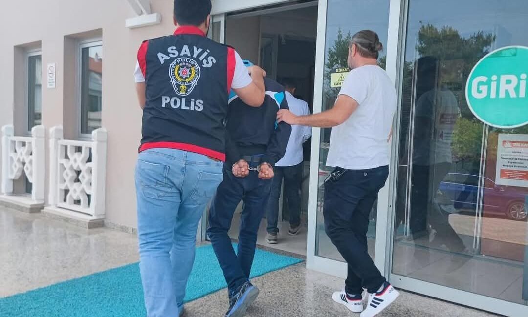Muğla'nın Fethiye ilçesinde, AK Parti ilçe başkanlığı binasına taşlı saldırıda