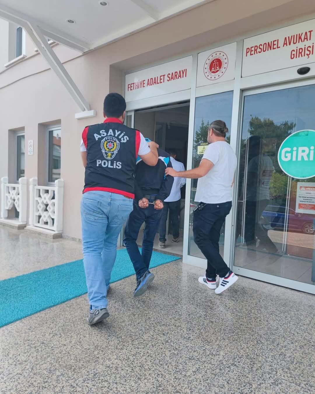 Muğla'nın Fethiye ilçesinde, AK Parti ilçe başkanlığı binasına taşlı saldırıda
