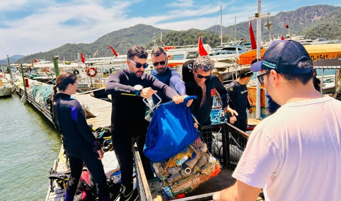 Muğla’nın Fethiye ilçesinde düzenlenen etkinlikte dalgıçlar, deniz dibindeki atıkları çıkardı.