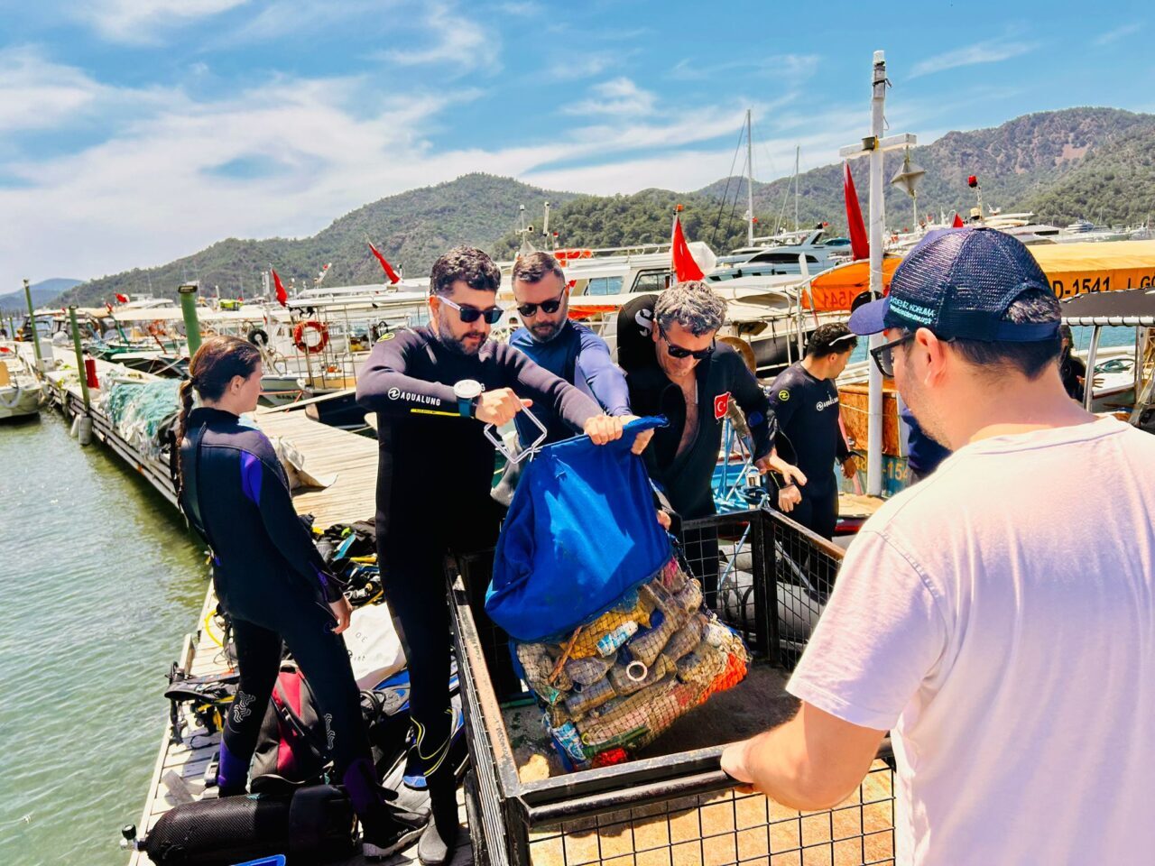 Muğla’nın Fethiye ilçesinde düzenlenen etkinlikte dalgıçlar, deniz dibindeki atıkları çıkardı.