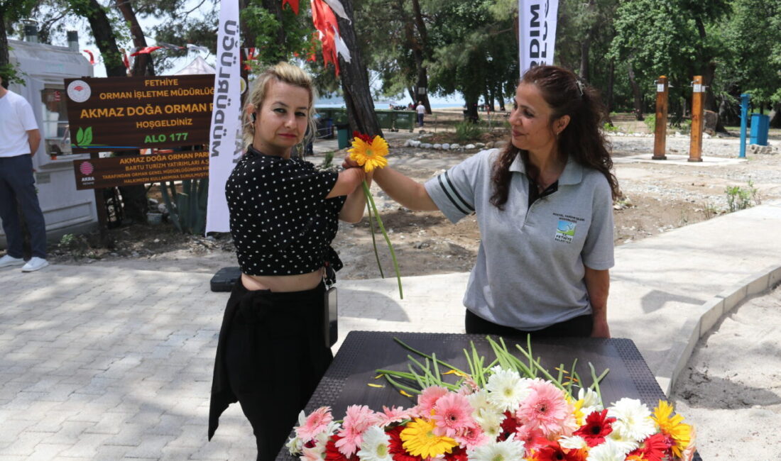 Muğla’nın Fethiye ilçesinde engelli bireyler, deniz kenarında düzenlenen etkinlikte eğlenceli