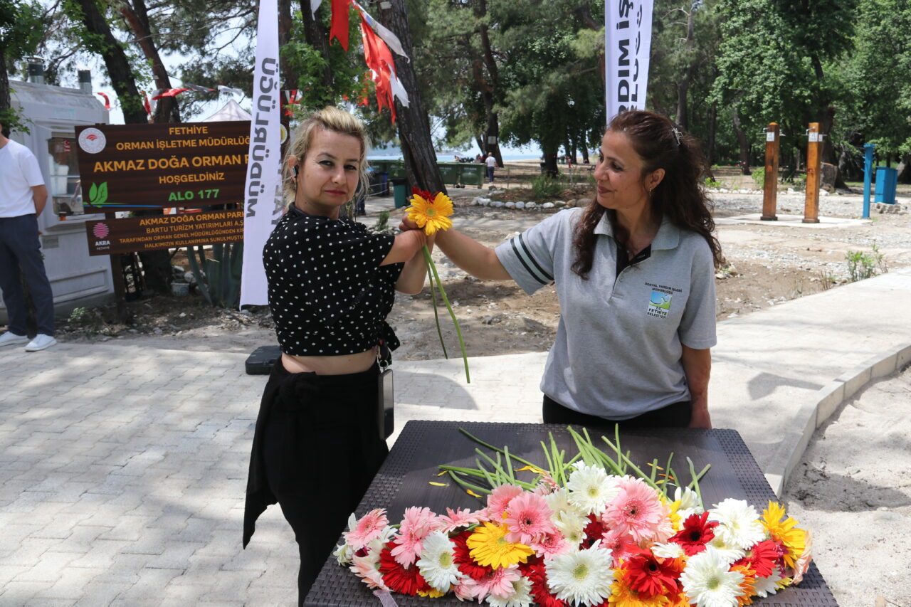 Muğla’nın Fethiye ilçesinde engelli bireyler, deniz kenarında düzenlenen etkinlikte eğlenceli