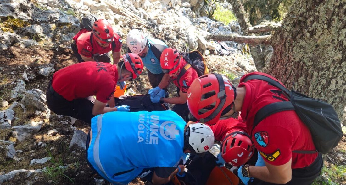Muğla’nın Fethiye ilçesinde kayalık alana düşen Alman uyruklu yamaç paraşütü