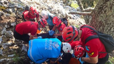 Muğla’nın Fethiye ilçesinde kayalık alana düşen Alman uyruklu yamaç paraşütü