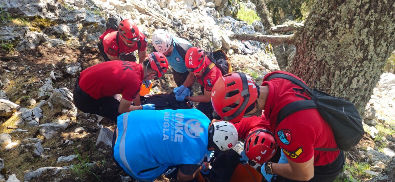 Muğla’nın Fethiye ilçesinde kayalık alana düşen Alman uyruklu yamaç paraşütü