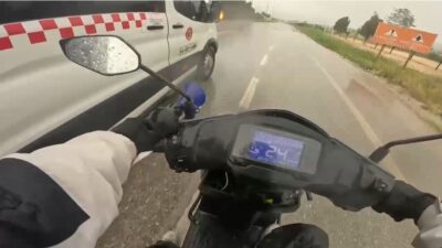 Bilecik’te bir adrese paket servisi götüren kurye yolda fırtınaya yakalanınca