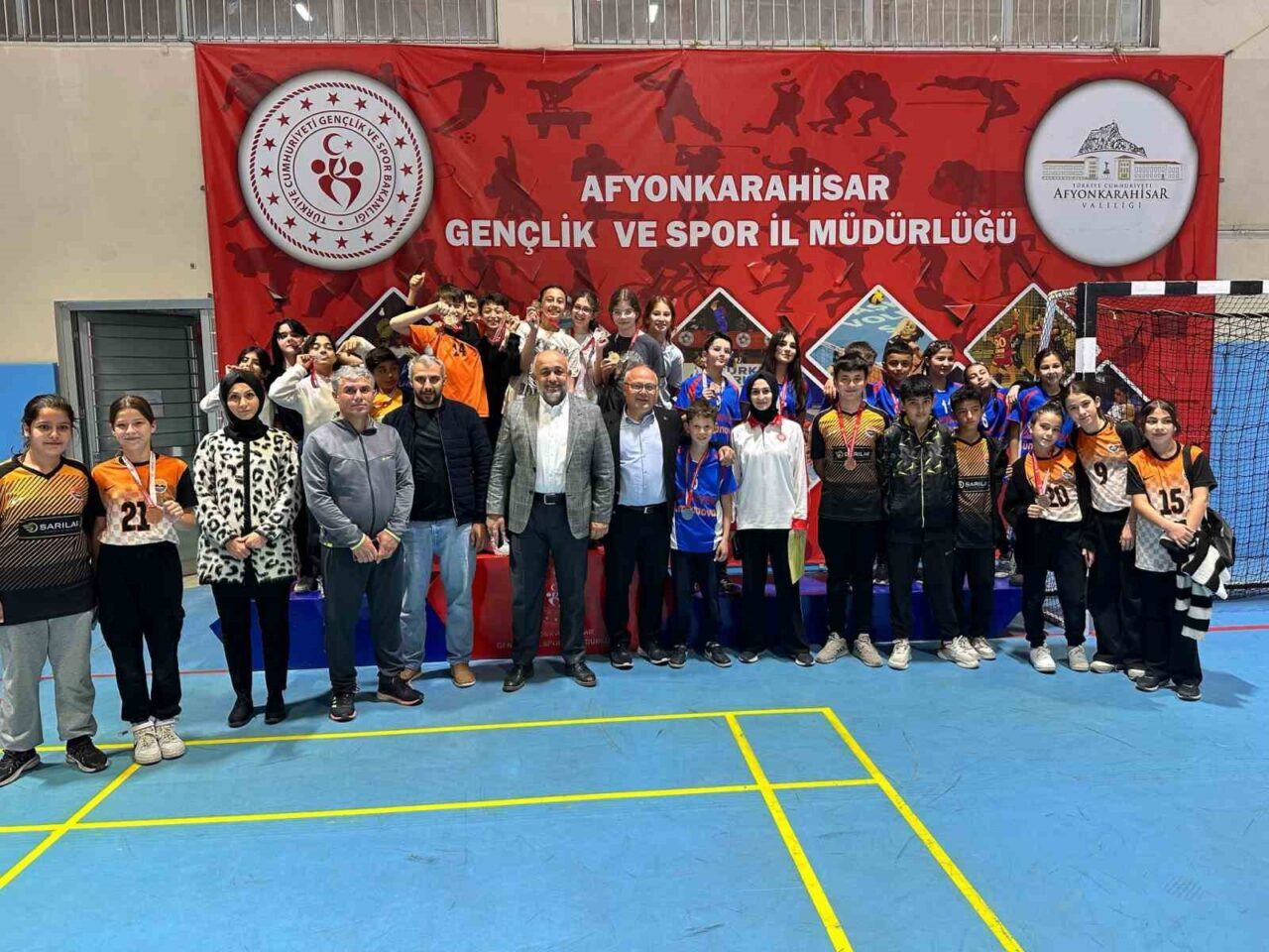 Afyonkarahisar’da Gençlik Haftası çerçevesinde düzenlenen Floor Curling Turnuvası, büyük heyecana