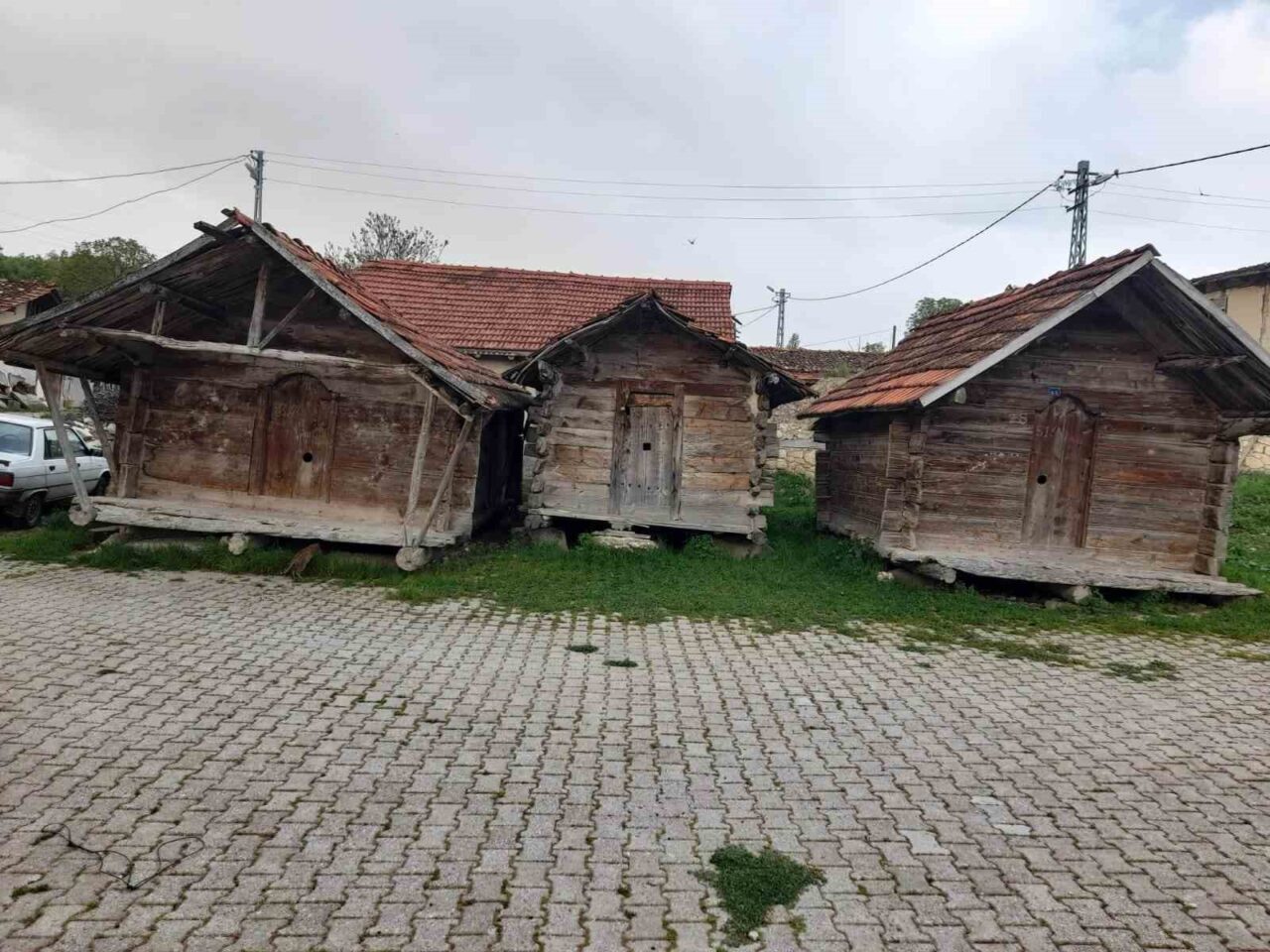 Kütahya’nın Gediz ilçesindeki geleneksel çivisiz ahşap ambarlar yüzlerce yıldır zamana