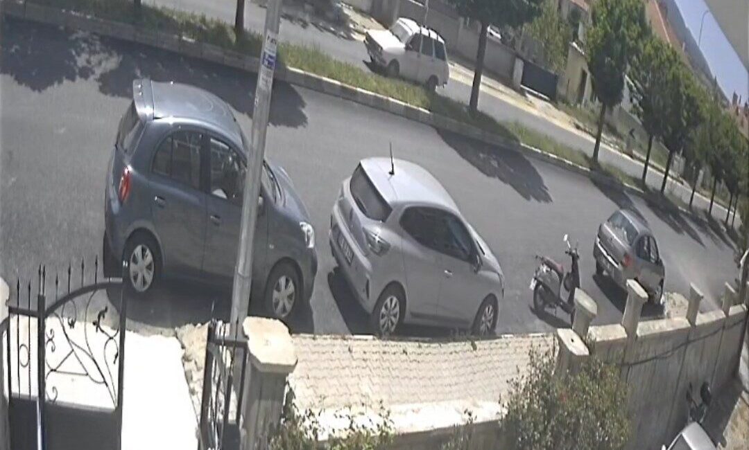 Afyonkarahisar’da çukura girip ardından kaldırıma çıkıp duvara çarpan ve 2