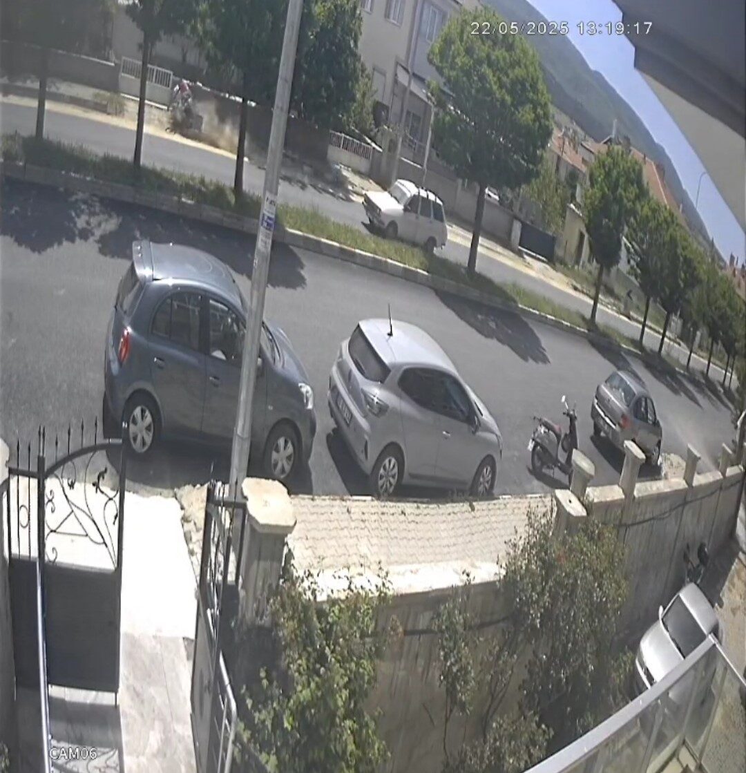 Afyonkarahisar’da çukura girip ardından kaldırıma çıkıp duvara çarpan ve 2