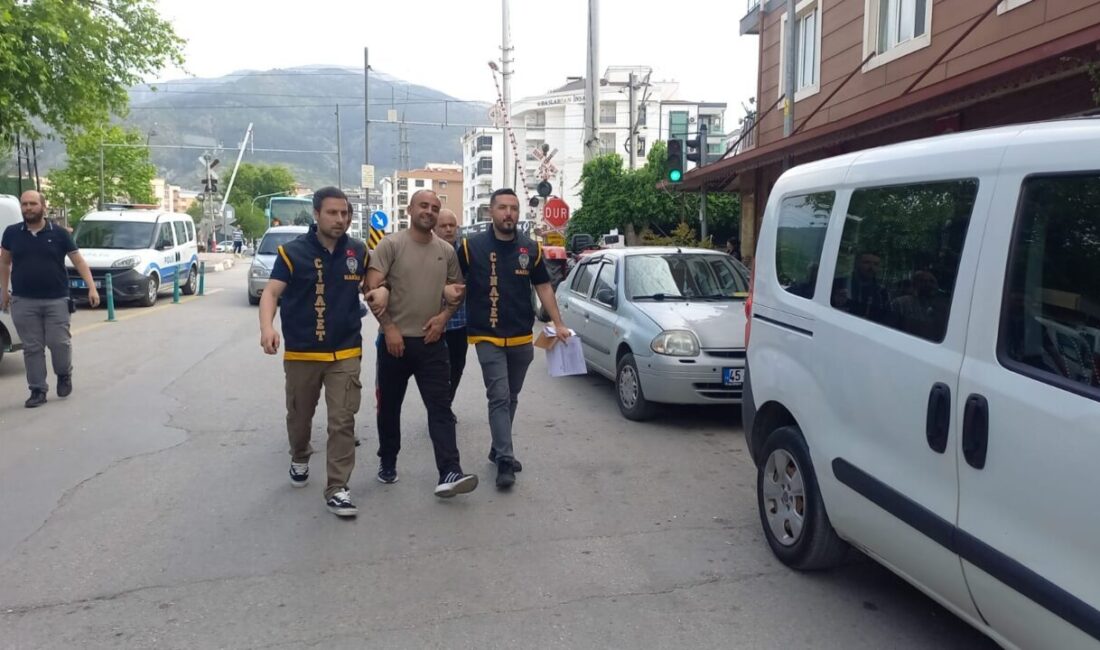 Manisa’nın Yunusemre ilçesinde, sokakta park halinde bulunan 13 araca zarar