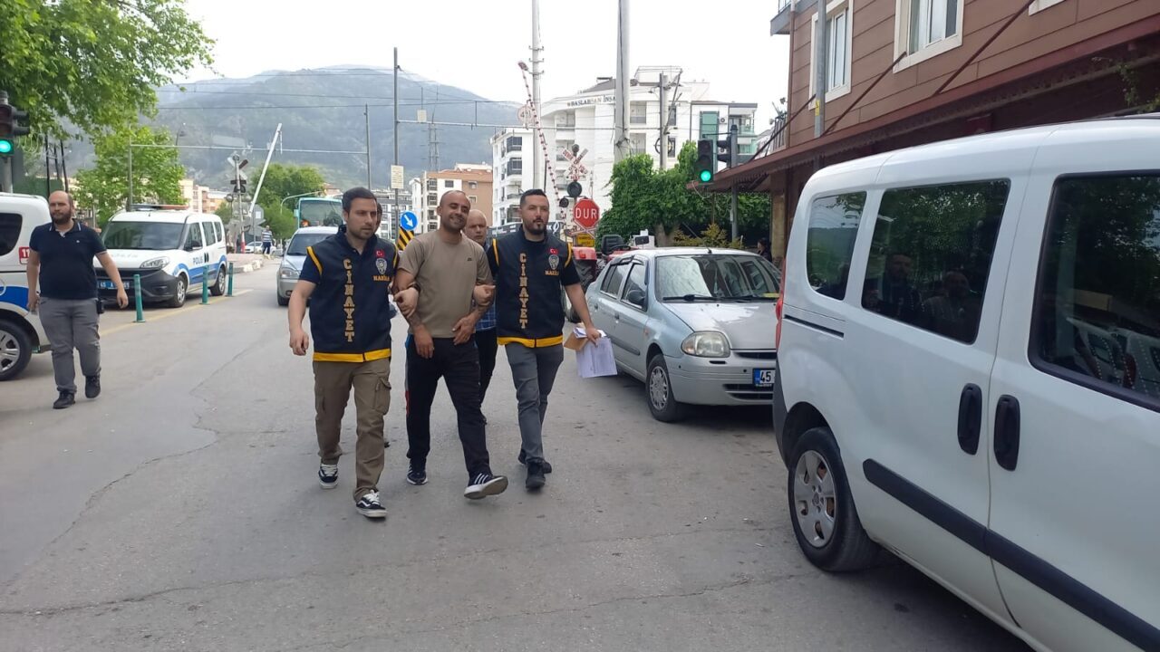 Manisa’nın Yunusemre ilçesinde, sokakta park halinde bulunan 13 araca zarar