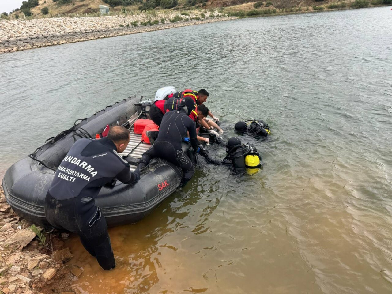 İzmir'in Tire ilçesinde, haber alınamayan kişinin cesedi gölette bulundu.