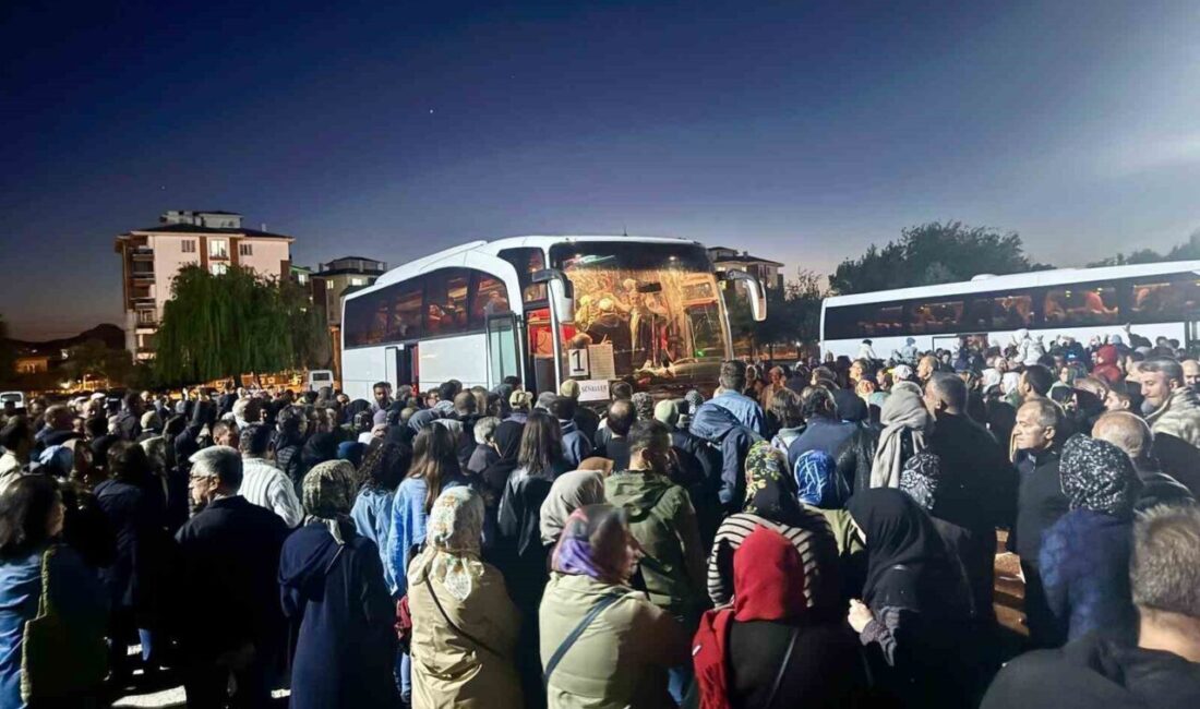 Afyonkarahisar’da 66 hacı adayı dualar eşliğinde kutsal topraklara uğurlandı.

