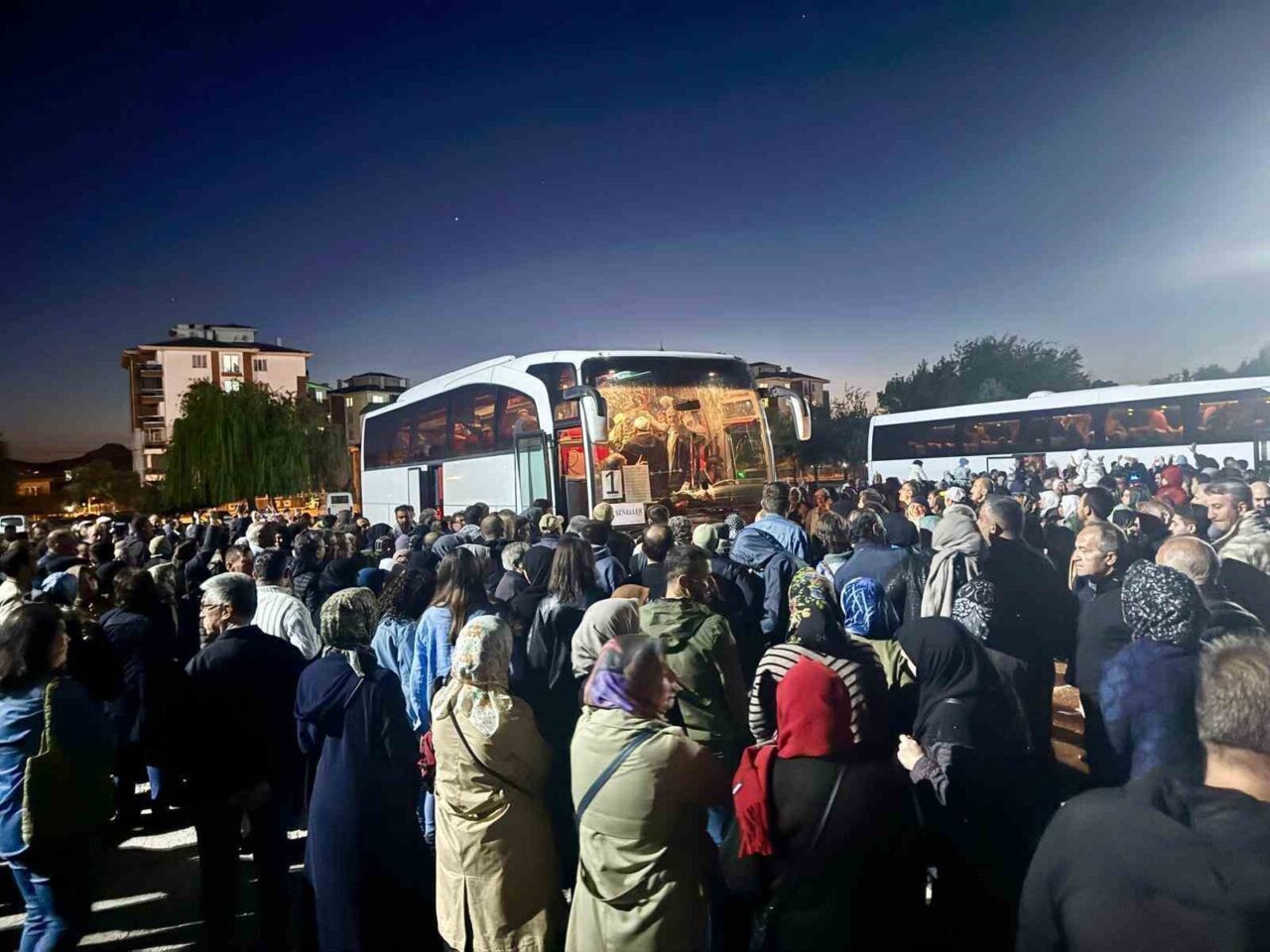 Afyonkarahisar’da 66 hacı adayı dualar eşliğinde kutsal topraklara uğurlandı.
