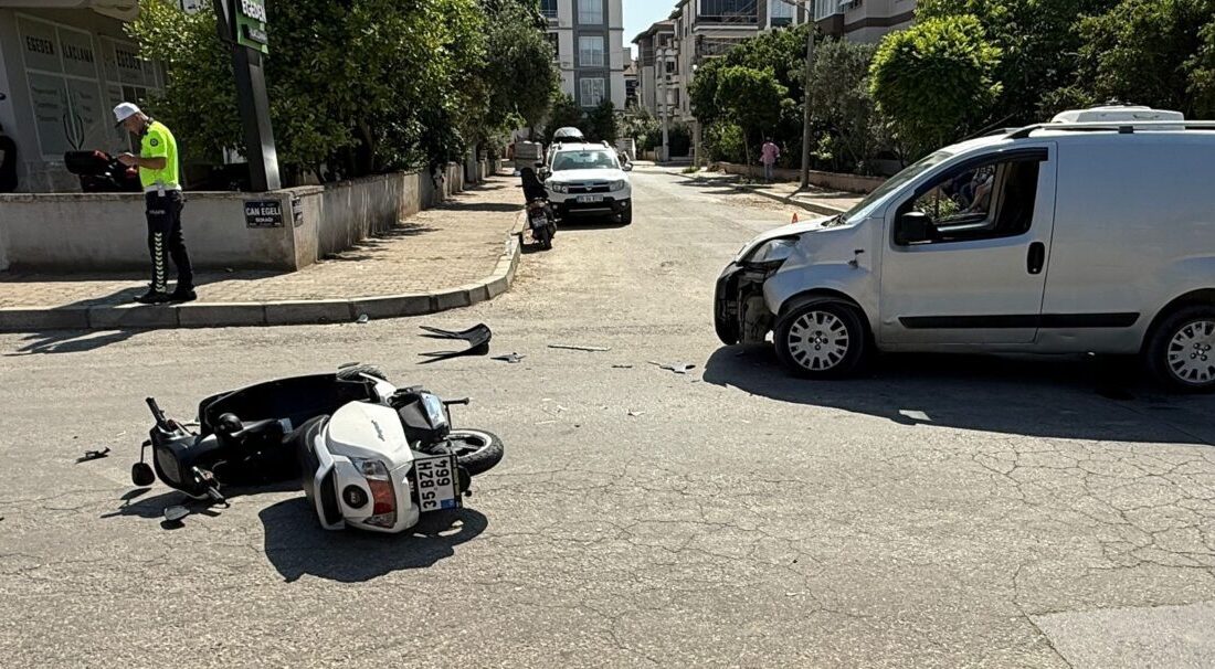 İzmir'in Tire ilçesinde hafif ticari araçla çarpışan motosikletteki 2 kişi