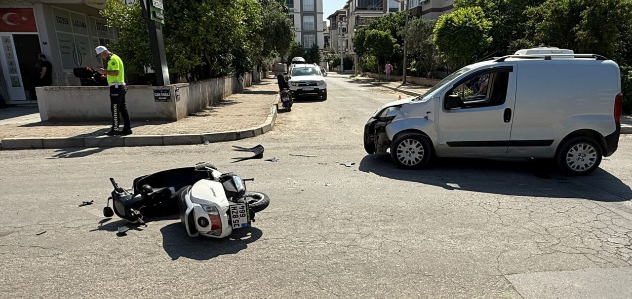 İzmir'in Tire ilçesinde hafif ticari araçla çarpışan motosikletteki 2 kişi