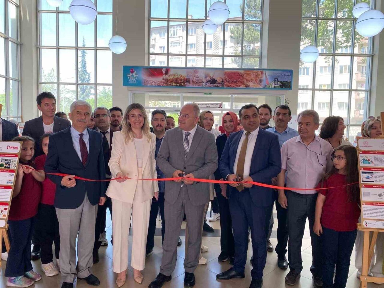 Afyonkarahisar’da Harezmi Eğitim Modeli çerçevesinde düzenlenen yıl sonu sergisi, İbrahim