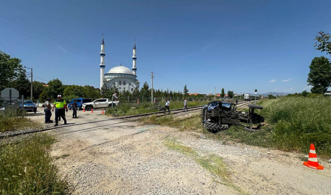 Uşak'ta hemzemin geçitte trenin çarptığı traktörün sürücüsü hastaneye kaldırıldı.