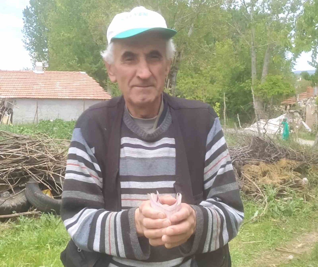 Kütahya’nın Hisarcık ilçesinde emekli işçi Hüsnü Özyurt, Emet’te düzenlenen Hıdrellez