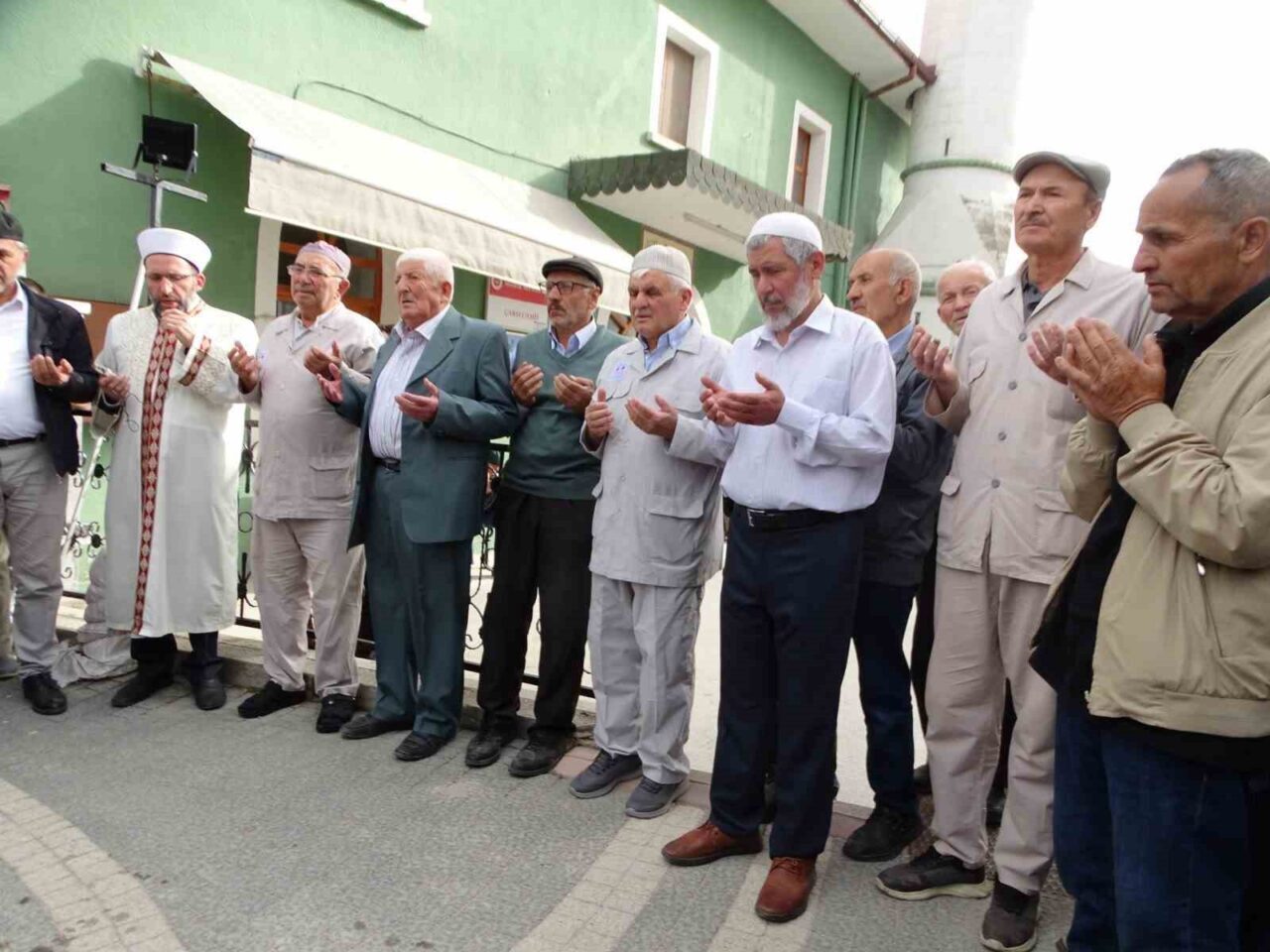 Kütahya’nın Hisarcık ilçesinde 19 hacı adayı dualarla kutsal topraklara uğurlandı.