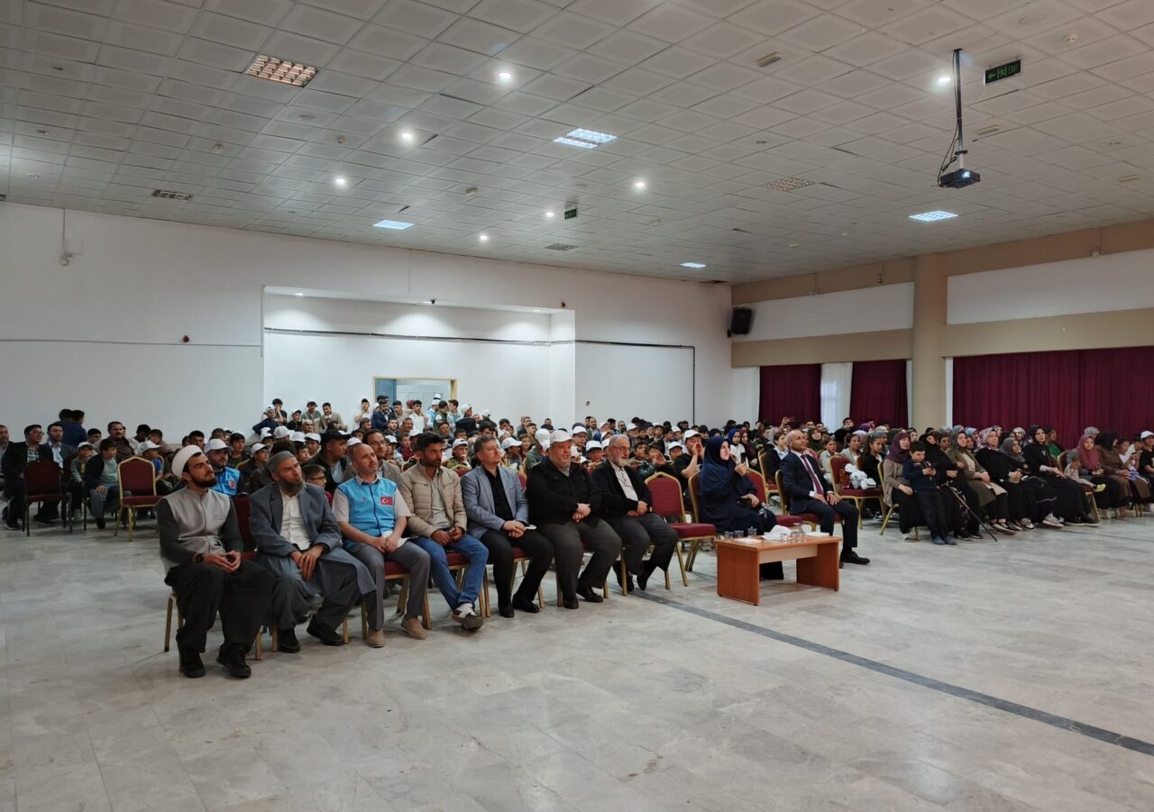 AFYONAKARAHİSAR (AA) – İhsaniye'de İlçe Müftülüğü tarafından "Diyanet Gençlik Buluşması"