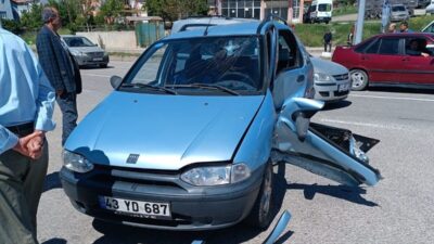Kütahya'nın Domaniç ilçesinde iki otomobilin çarpışması sonucu 5 kişi yaralandı.