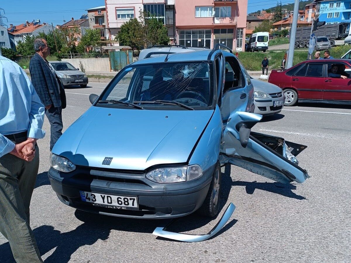 Kütahya'nın Domaniç ilçesinde iki otomobilin çarpışması sonucu 5 kişi yaralandı.