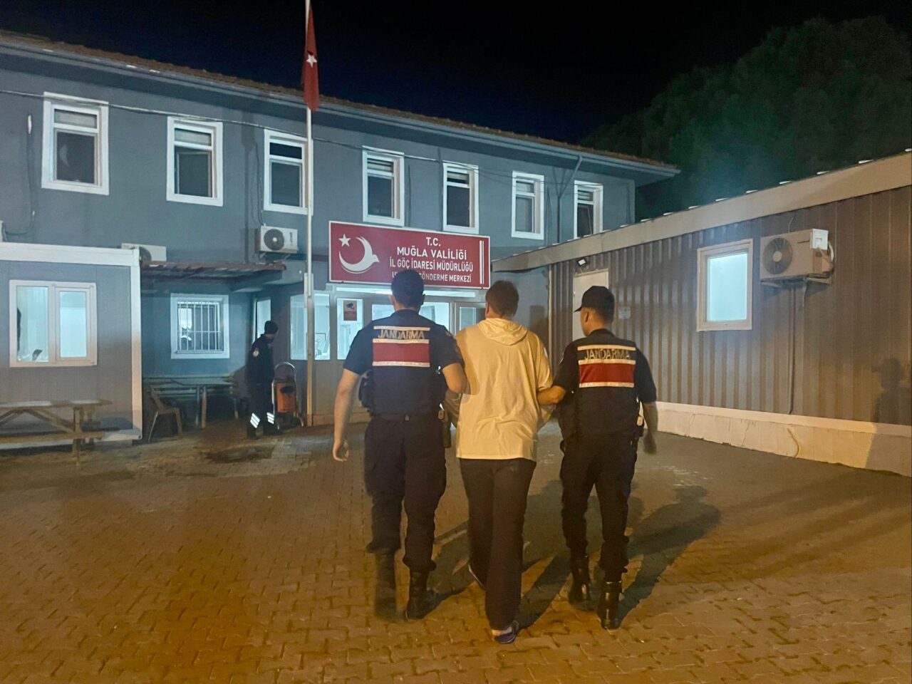 Interpol tarafından kırmızı bültenle aranan yabancı uyruklu kişi, Muğla’nın Fethiye
