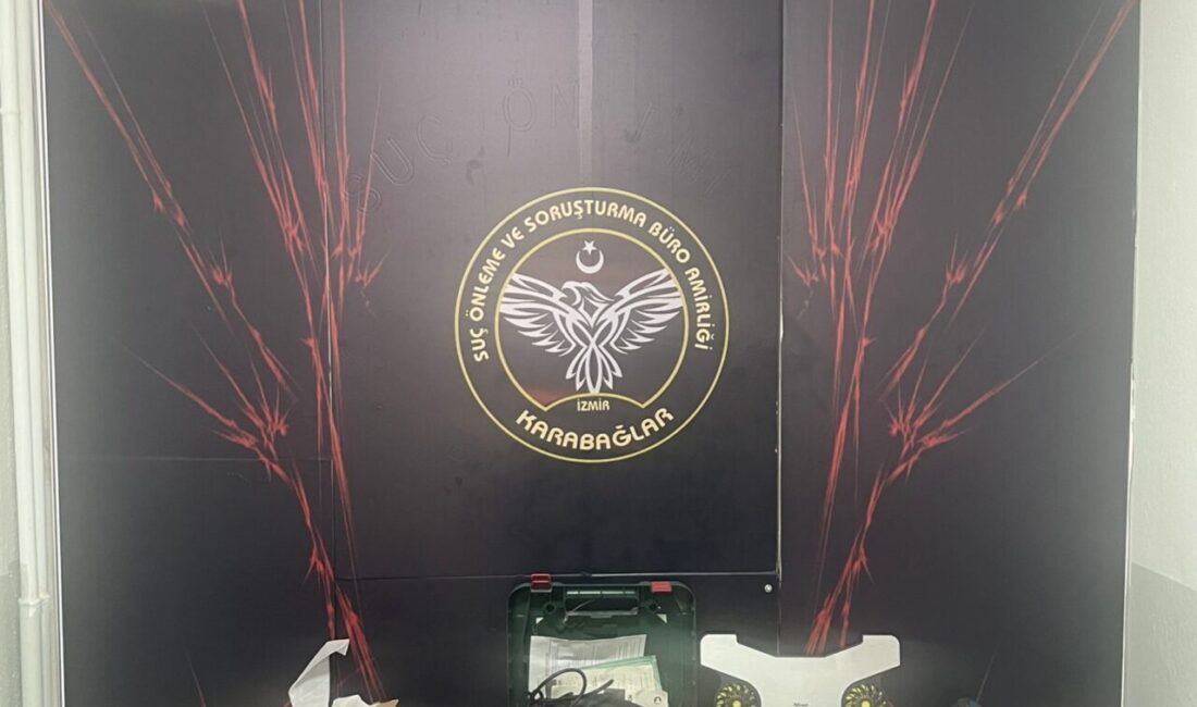 İzmir'in Karabağlar ilçesinde iş yerlerinden hırsızlık yaptıkları iddiasıyla gözaltına alınan