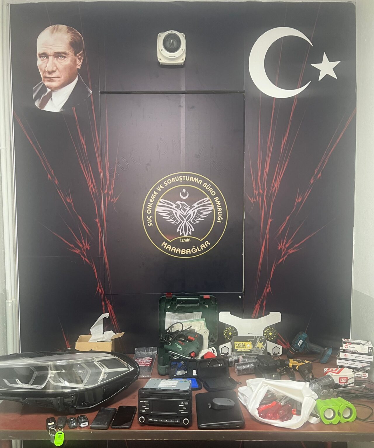 İzmir'in Karabağlar ilçesinde iş yerlerinden hırsızlık yaptıkları iddiasıyla gözaltına alınan