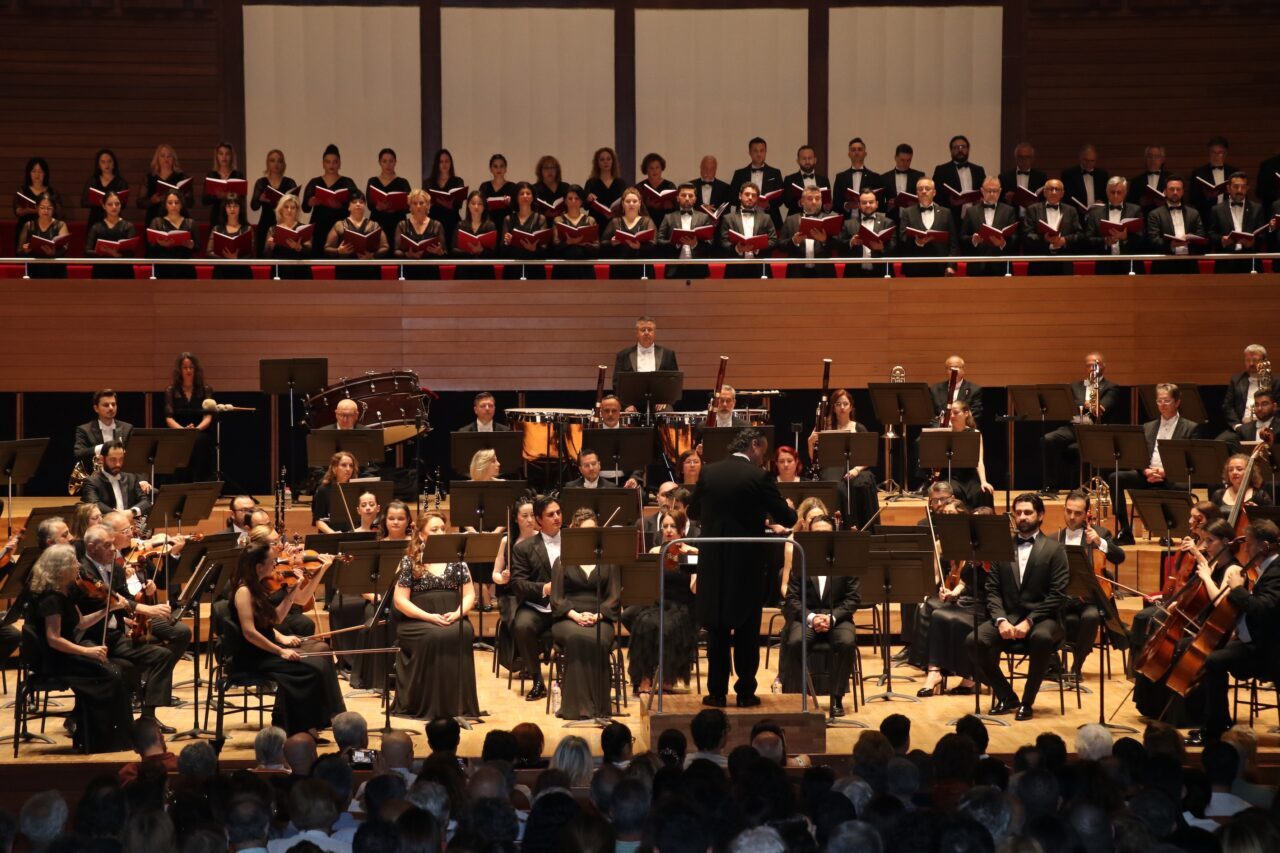 İzmir Devlet Senfoni Orkestrası, 50. konser sezonunu Devlet Çoksesli Korosu