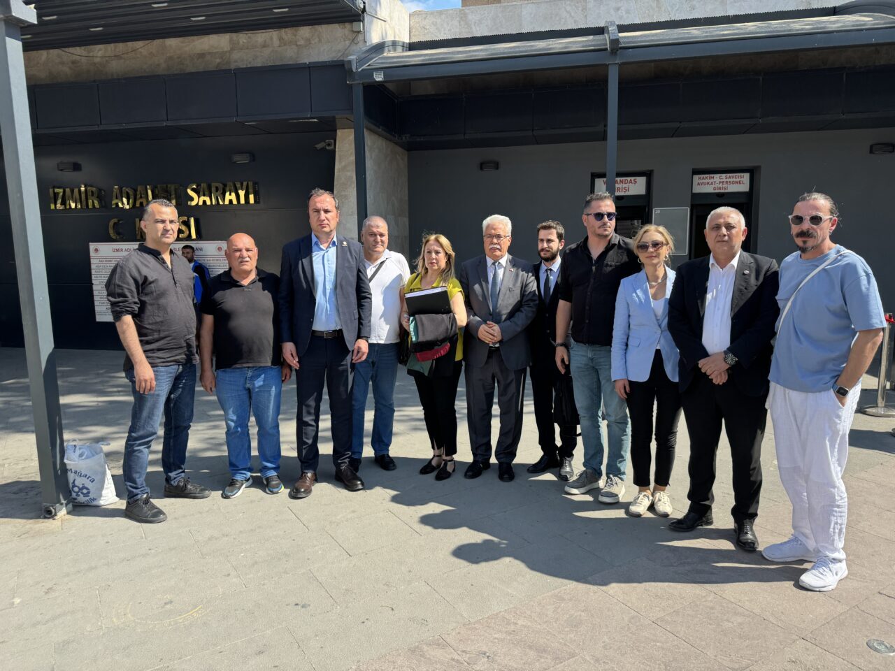İzmir'in Konak ilçesinde sağanaktan korunmaya çalışırken elektrik akımına kapılan 2