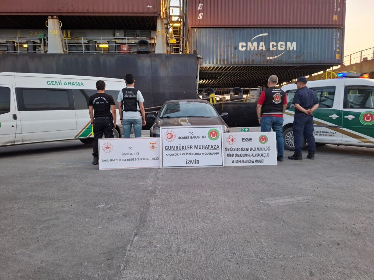 İzmir’in Aliağa ilçesinde bir gemide 54 ton 249 kilogram kaçak